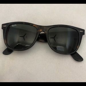 Ray Bans Sunglasses - Classic Wayfarer style